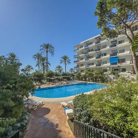 Skol 129 - Bright Renovated Beachfront Lejlighed *