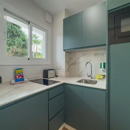 Skol 129 - Bright Renovated Beachfront Lejlighed