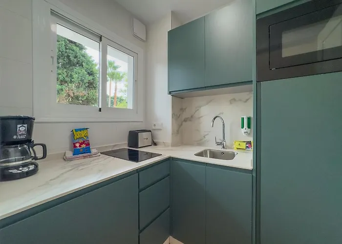Skol 129 - Bright Renovated Beachfront Apartmán
